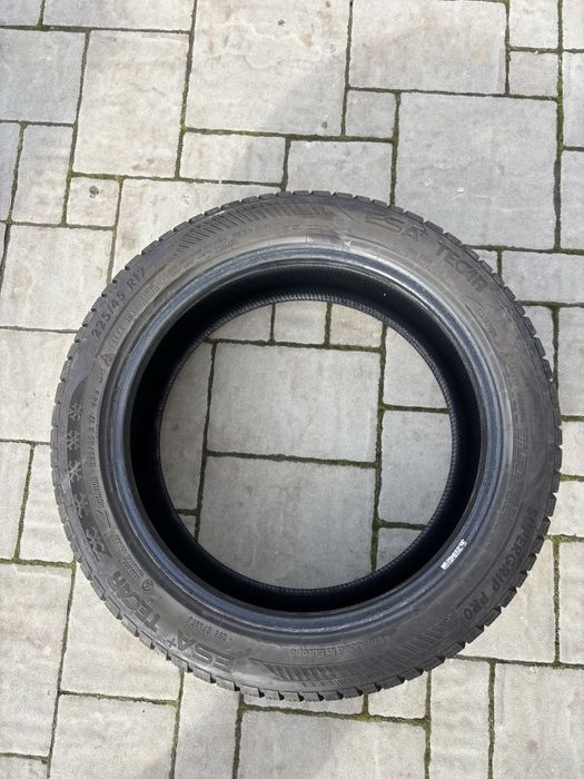 Продам резину зимову 225/45/17
