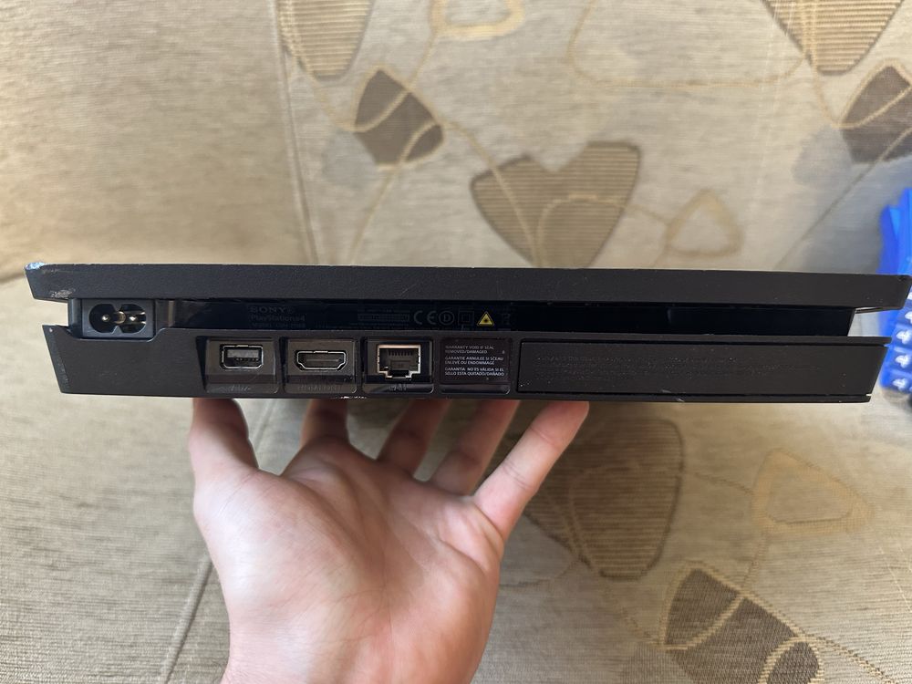 PS4 Slim 1TB 2 pady 9 gier