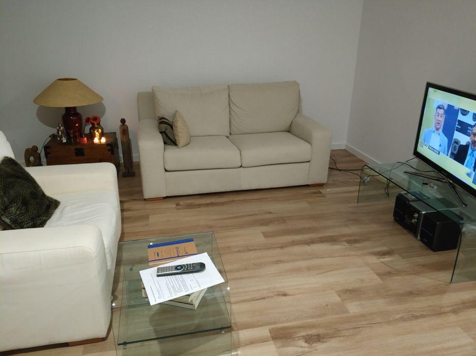 2 Sofás em tecido branco creme