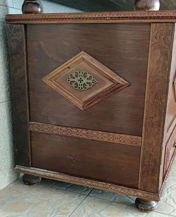 Baú de Madeira com Detalhes em Metal Dourado