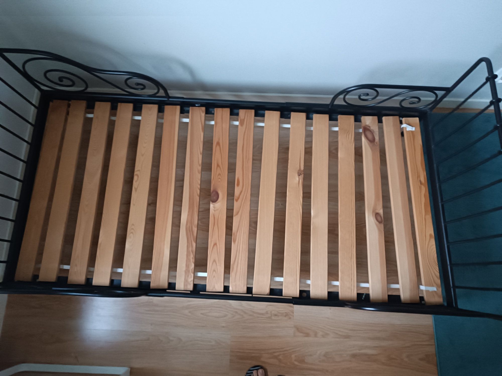 Stalowe łóżko Ikea