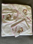 Conjunto toalha/fralda/babete bordado com nome “Francisca”