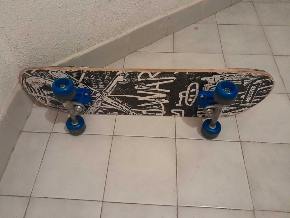 Skate decorado na parte inferior