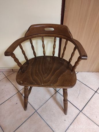 Krzesło drewniane z podłokietnikami.