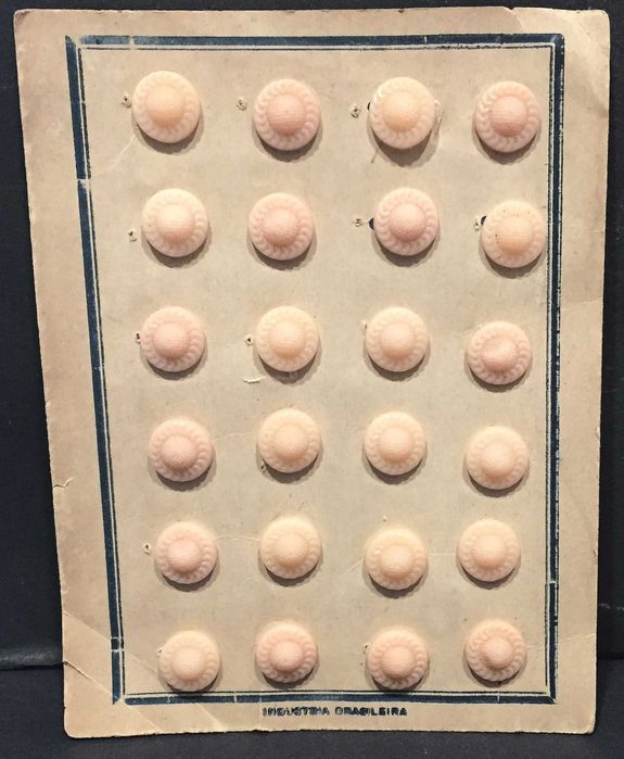 72 Botões antigos em plástico - International - feitos no Brasil