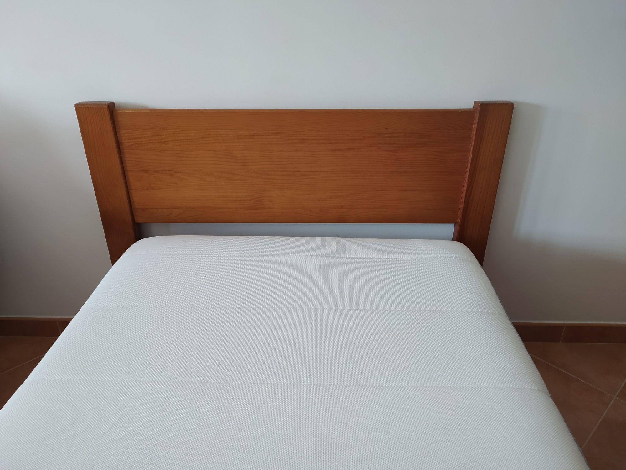 Vendo Cama solteiro com colchão e estrado