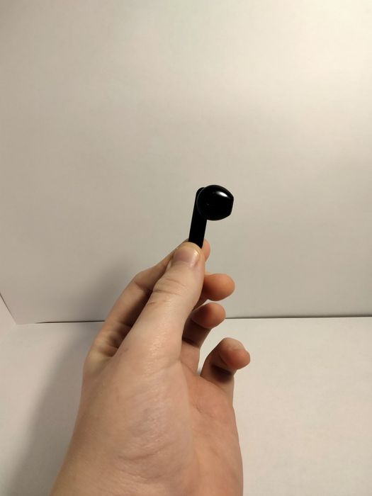 Найдений наушник