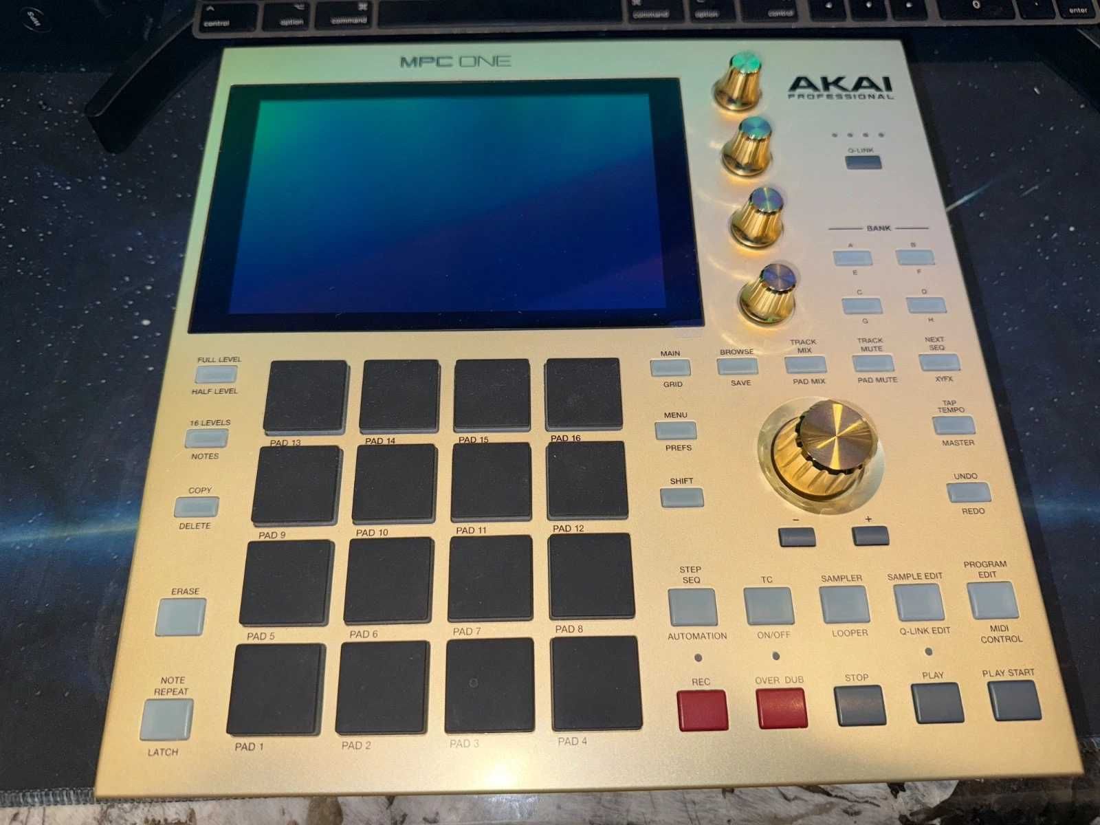 AKAI MPC One Gold Limited Edition + 52 rozszerzenia MPC + karta 512SD