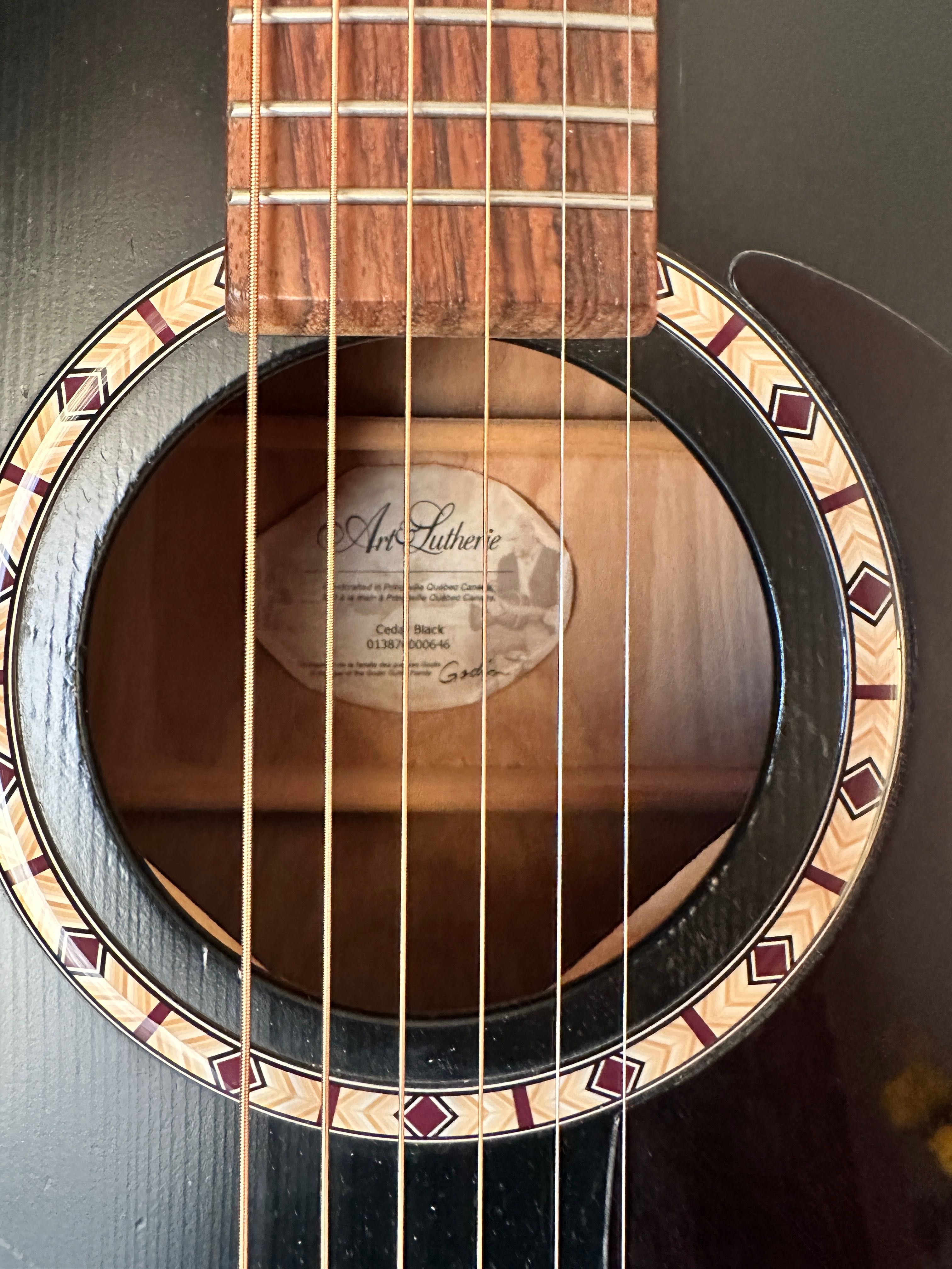 Guitarra Acústica ‘Art & Lutherie’ - Made in Canada