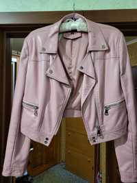 В ідеальному стані куртка ніжно рожевого кольору,  підійде на М , L