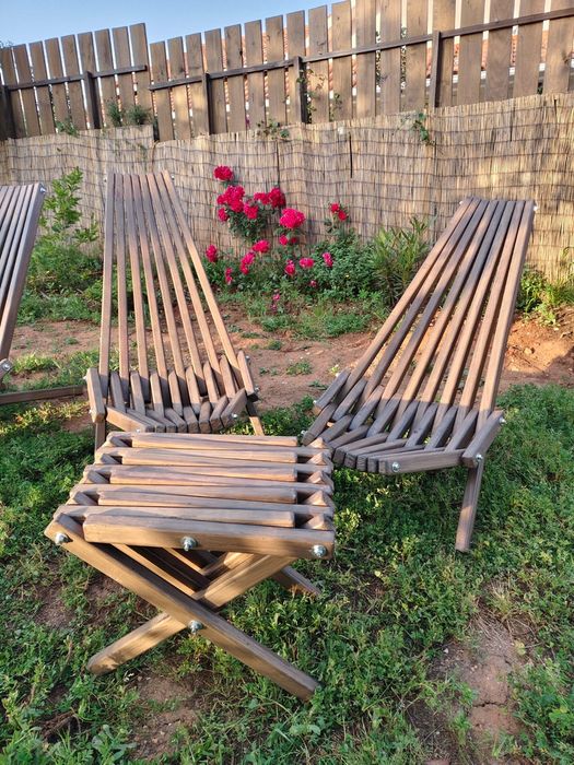 2 espreguiçadeiras e 1 mesa de apoio dobráveis