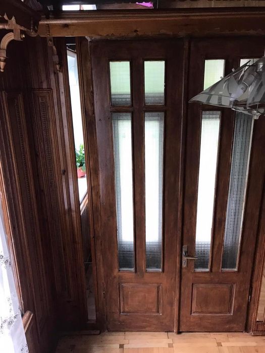 Вхідні деревʼяні двері