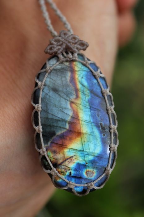 Pendente de LABRADORITA arco-íris, micromacramé, joia boémia