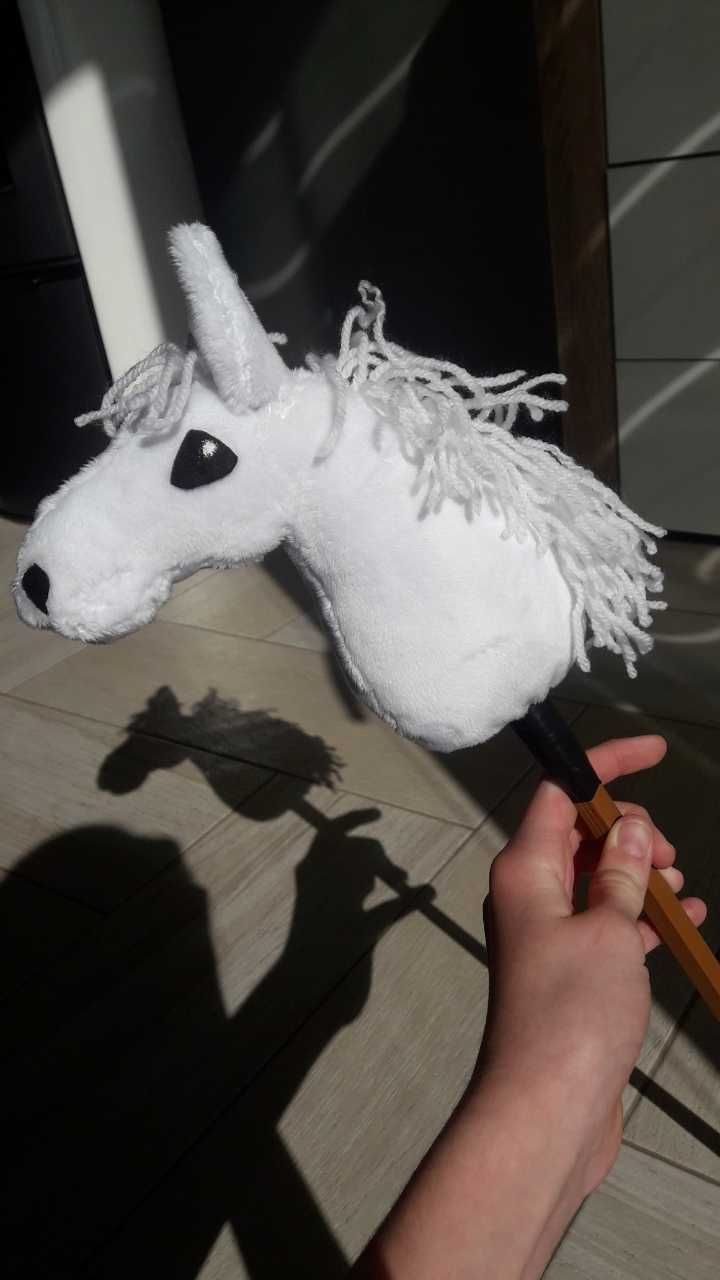 Hobby horse źrebaczek biały