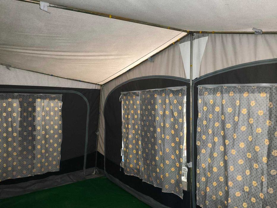 Przedsionek do przyczepy 925-950 cm z aneksem bocznym.