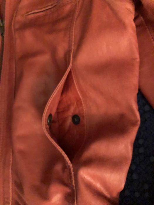 Blusão em pele , gola, punhos, e cos em malha