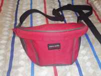 Bolsa vermelha com fecho que aperta à cintura