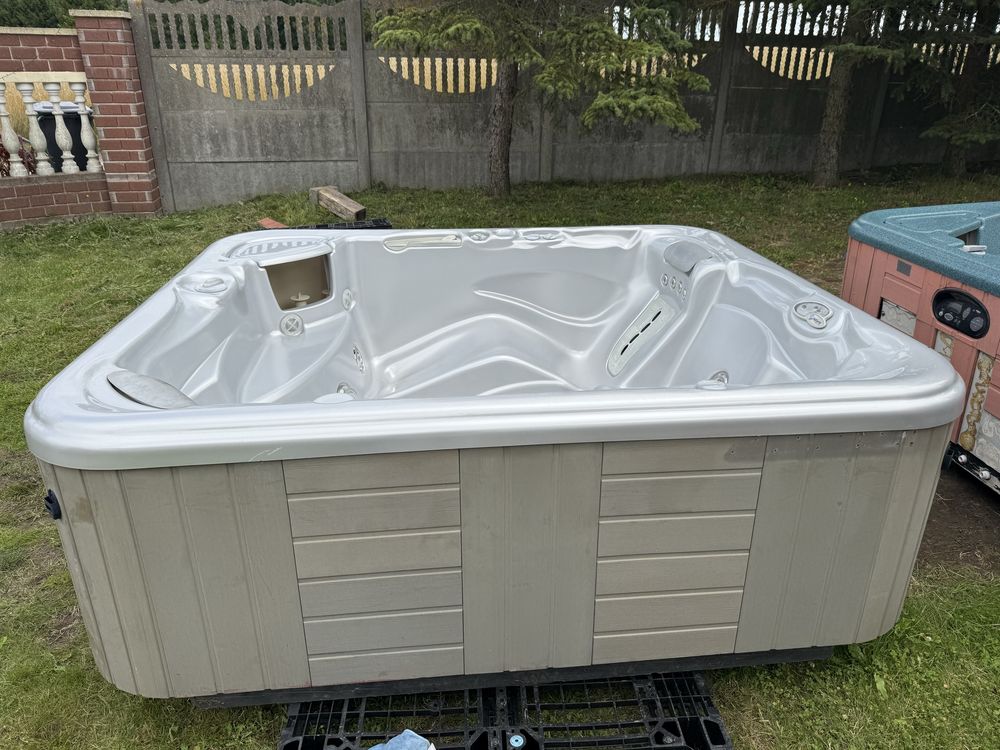 Jacuzzi Hotspring outlet