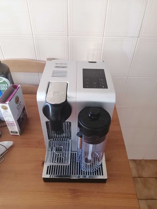 Máquina de café De'Longhi com pacotinhos de açúcar de brinde.