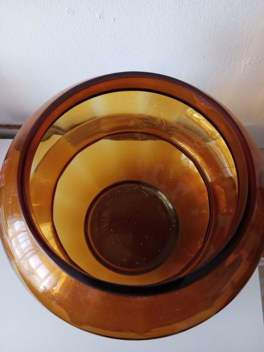 Jarra em vidro tom âmbar para flores.