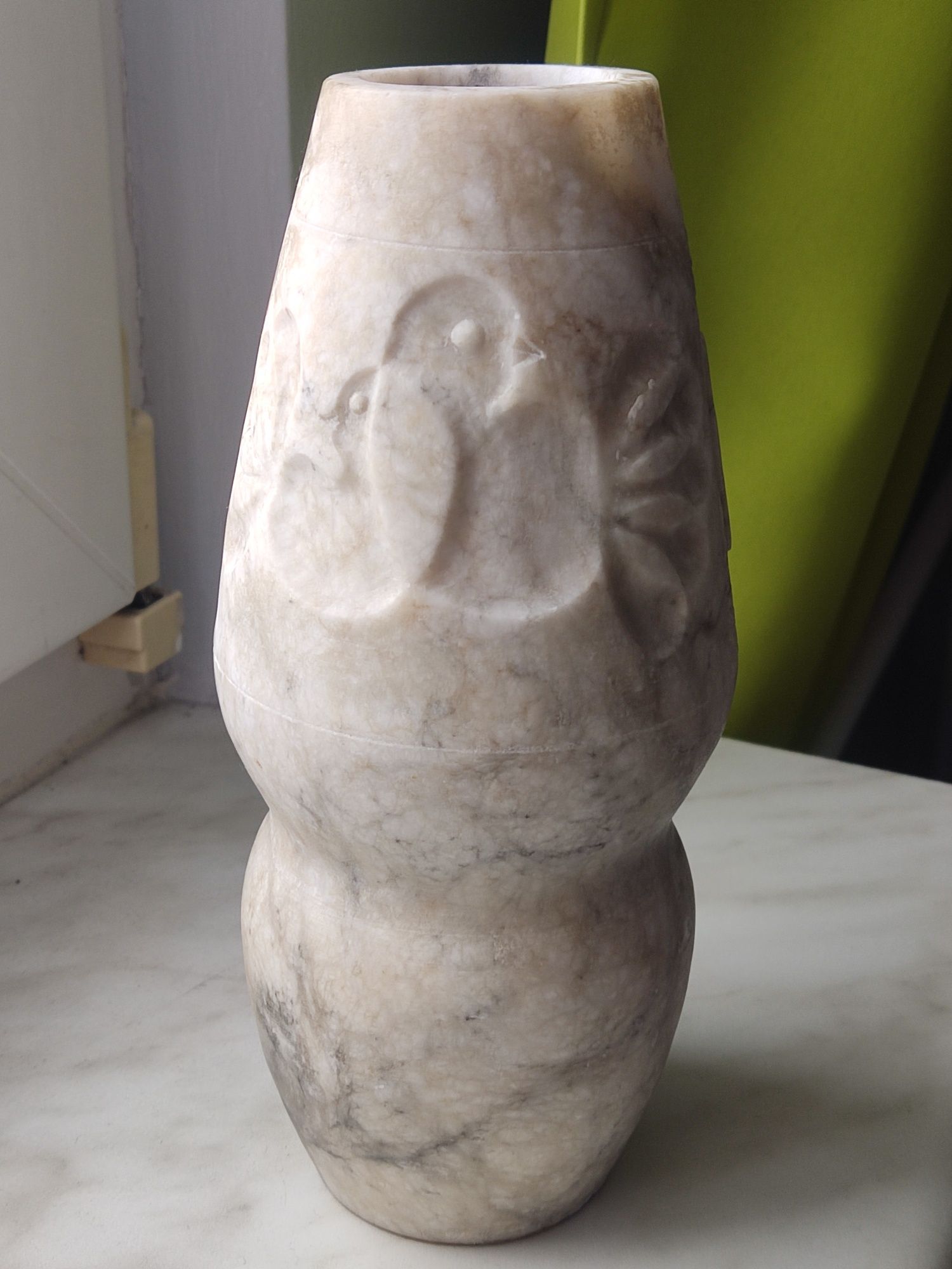 Wazonik alabaster z lat PRL