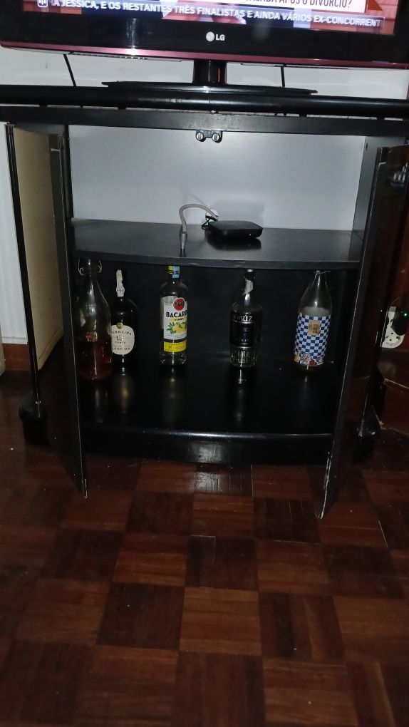 Móvel bar e TV para sala