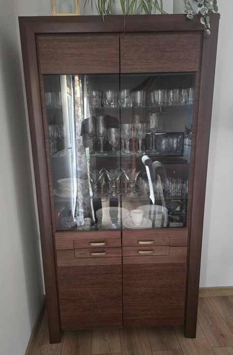 Komoda ze szklanymi drzwiczkami