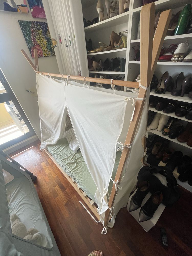Cama crianca tipo tenda com a protecao à volta e colchao e lencois