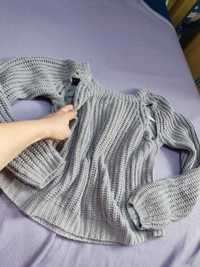 Sweter wełniany z ozdobnymi ramionami