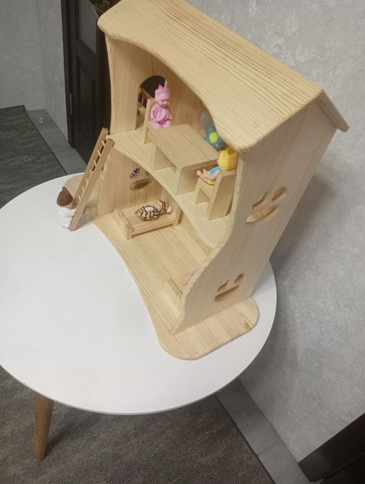 Ляльковий будинок з дерева