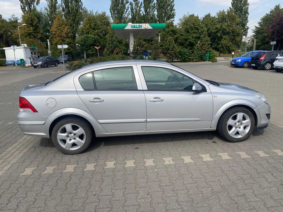 Opel Astra H 2008r Sedan, 1.6 Benzyna