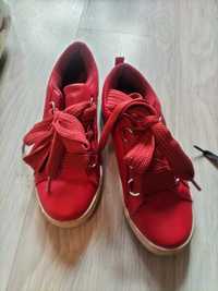 Śliczne czerwone buty