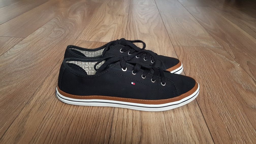 Buty Tommy Hilfiger Iconic Kasha Sneakers rozmiar 40 okazja