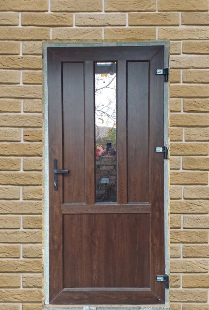 Нові коричневі двері металопластикові не дорого