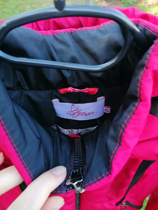 Kurtka jesienna jest wydłużona, rozmiar S