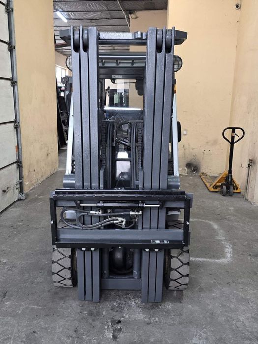 Навантажувач вилковий, газовий 2.5 тонн Nissan-Unicarriers U1D2A25LH