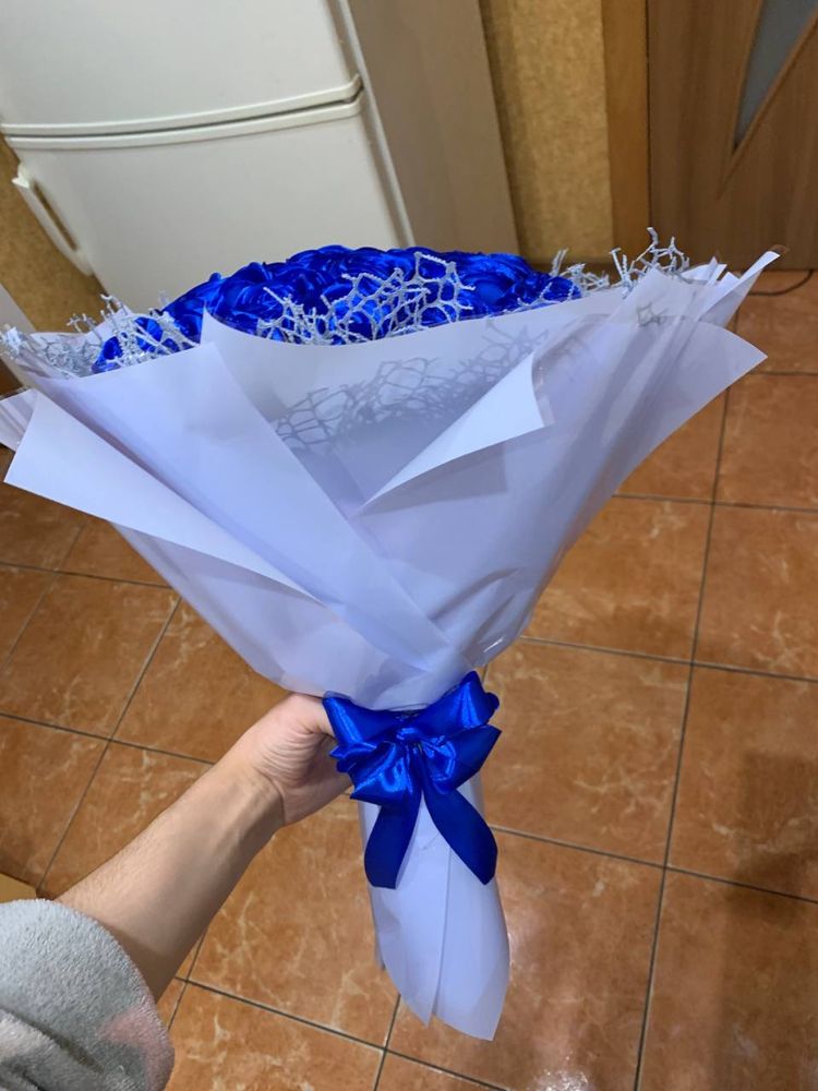 Синие розы из лент