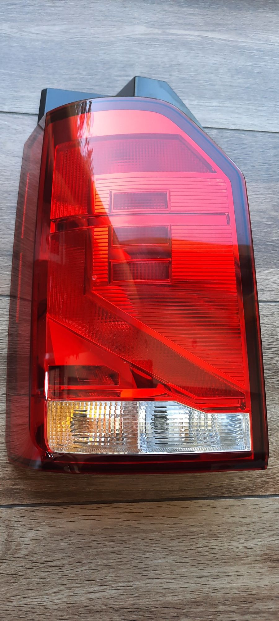 Lampa tył klapa Vw T6 lift T6.1 uszkodzona