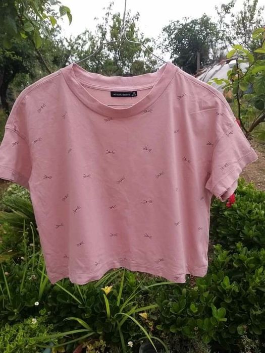 T-shirt rosa com desenho a preto Bershka