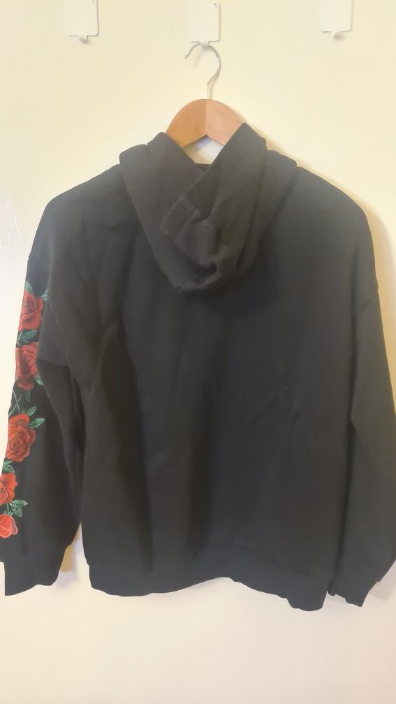 Czarna bluza marki cropp
