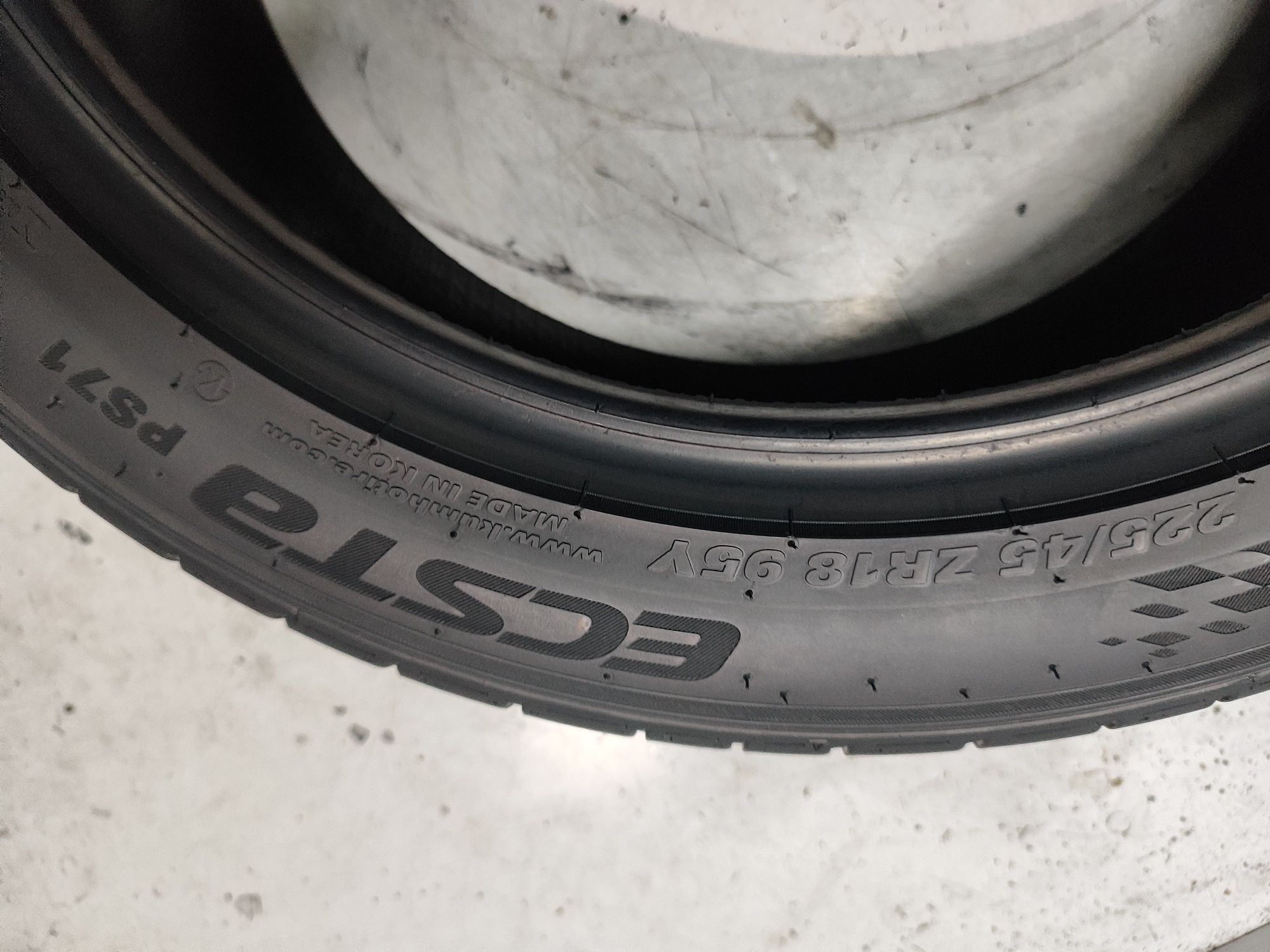 2 pneus semi novos kumho 225/45R18 95Y Oferta dos Portes