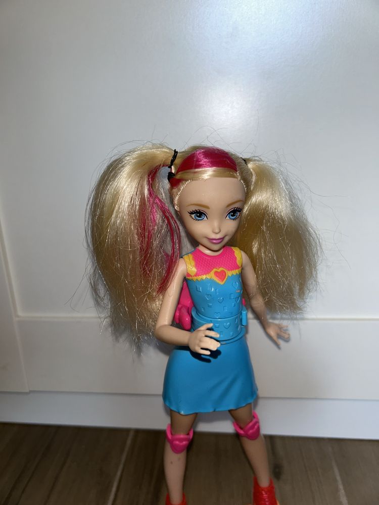 Lalka Barbie na wrotkach