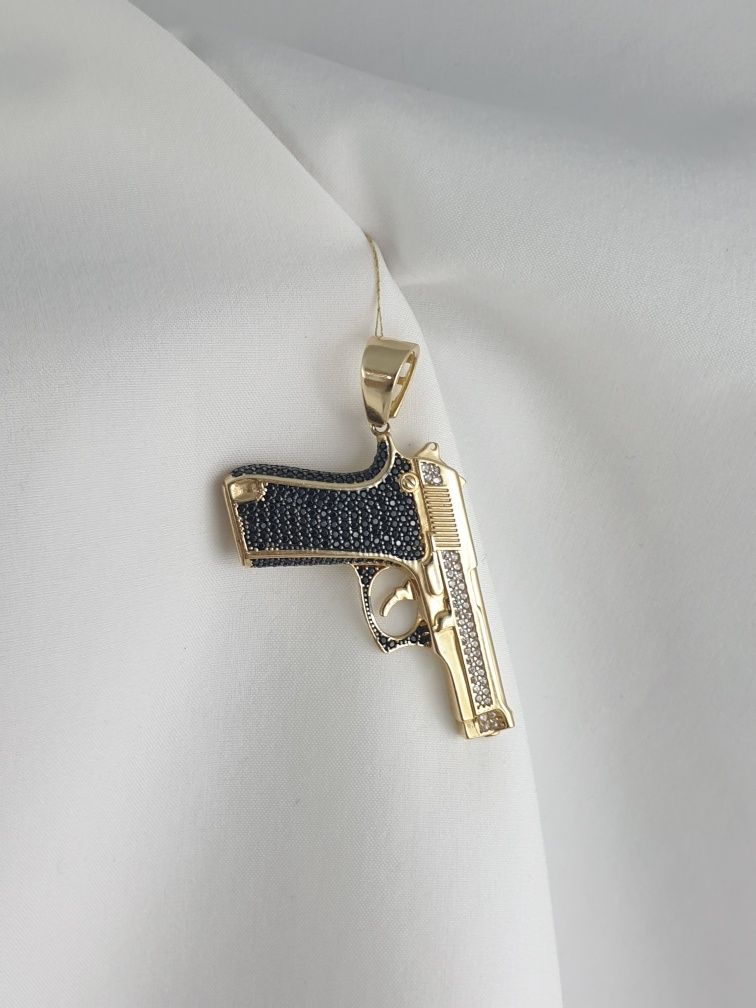 Złota zawieszka pistolet .