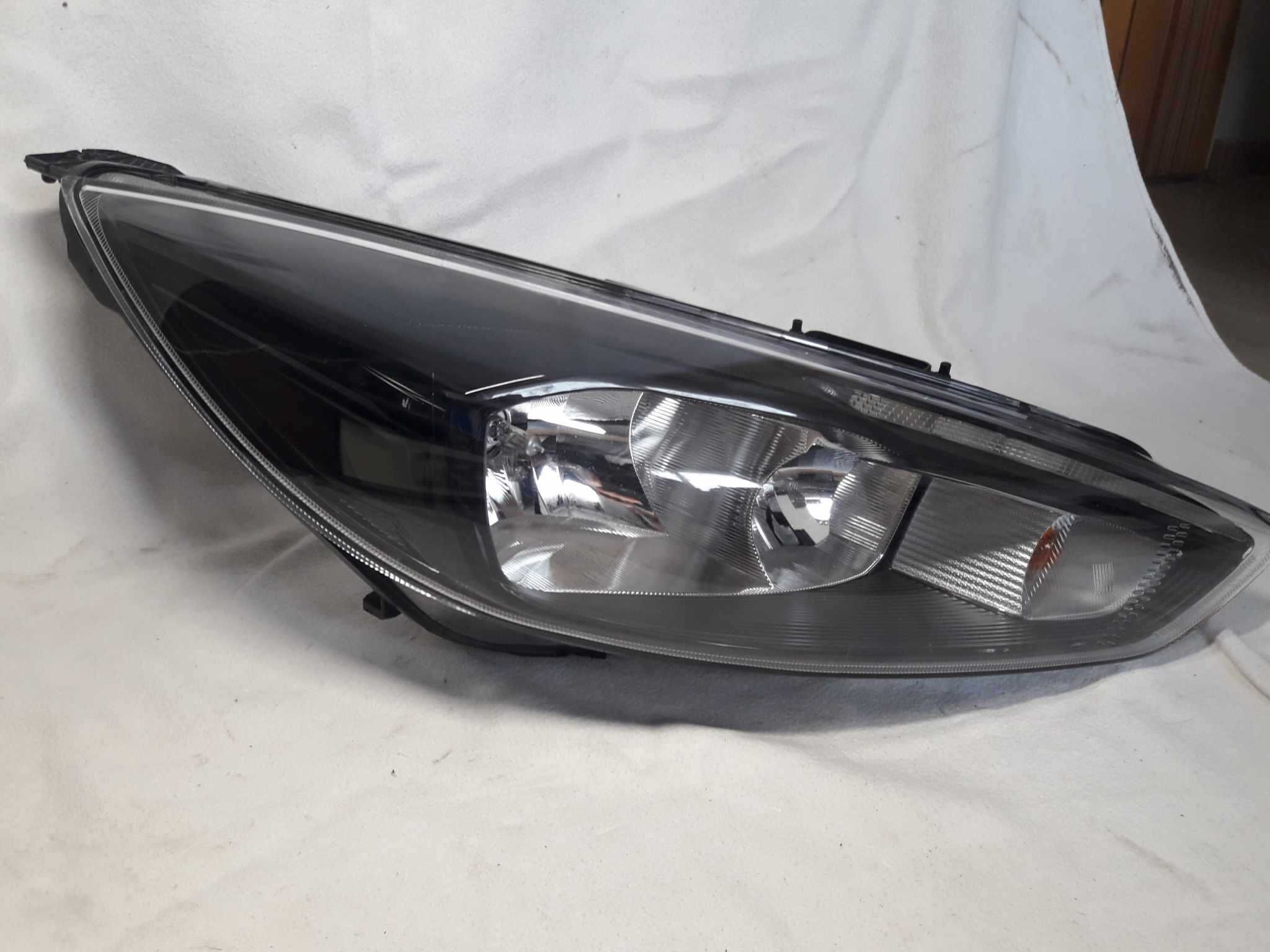 Reflektor Lampa Przednia Prawa LED Ford Focus MK3 Lift Czarna 14-