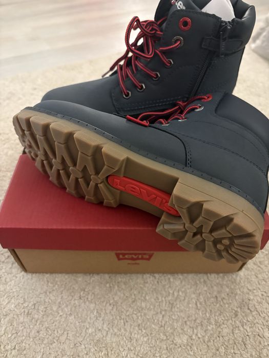 Botas menino Levi’s, novas, 35