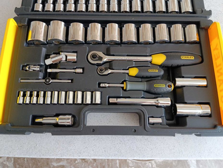 АВТОМОБИЛЬНЫЙ набор ключей и головок STANLEY в чемодане . 68 единиц .
