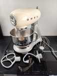 Mikser planetarny SMEG SMF02CREU kremowy