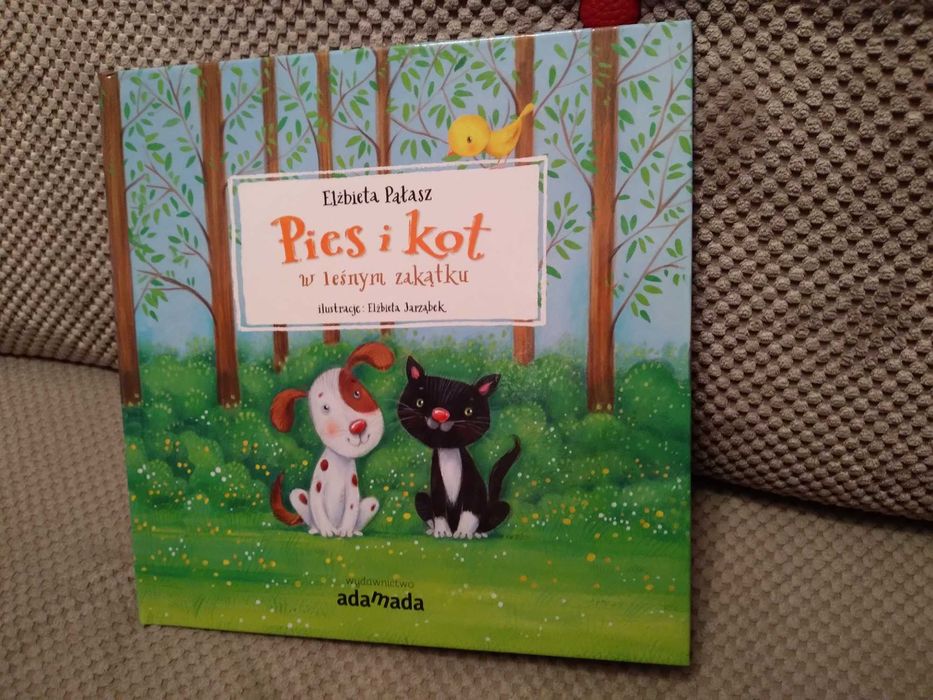 Pies i kot w leśnym zakątku