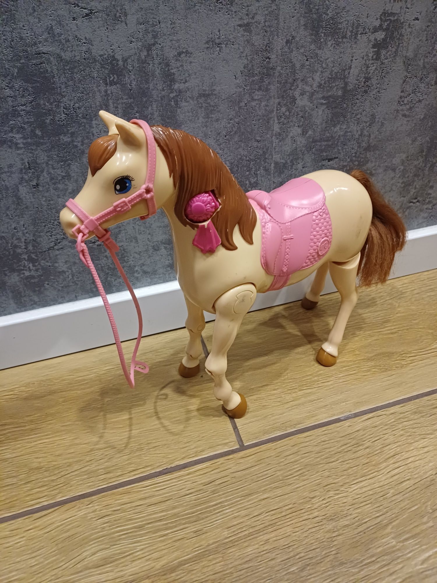 Chodzący koń barbie