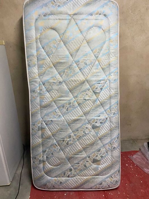 Cama de solteiro com colchão